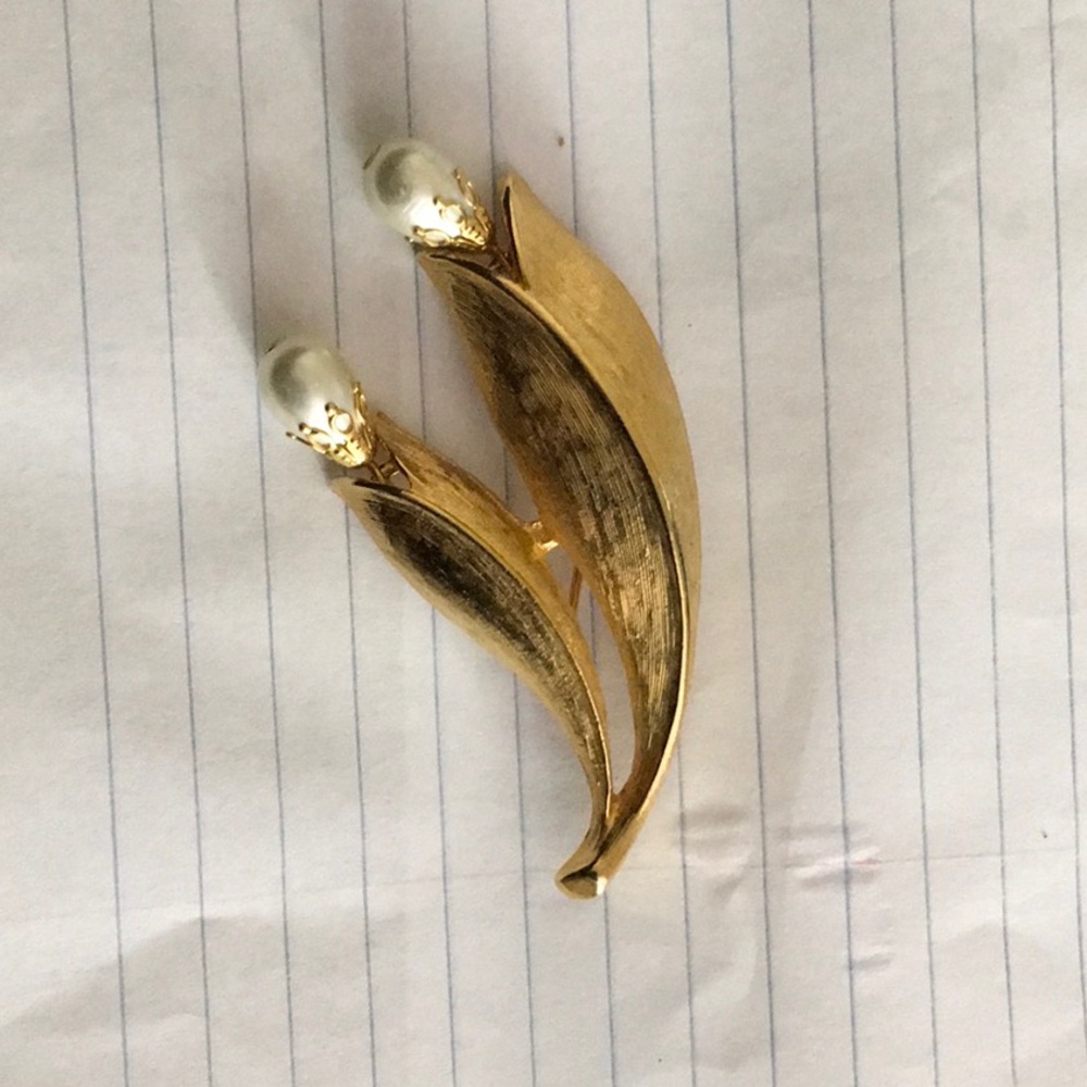 Elegant Gold Leaf Brooch with Pearl Accents. Vintage Emmons brooch.Vintage